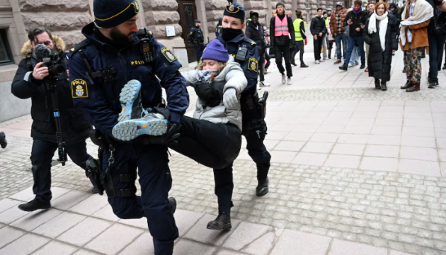 Грета Тунберг з екоактивістами знову заблокували парламент Швеції