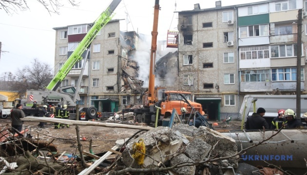ウクライナ北部スーミの瓦礫の下から住民の遺体が見つかる