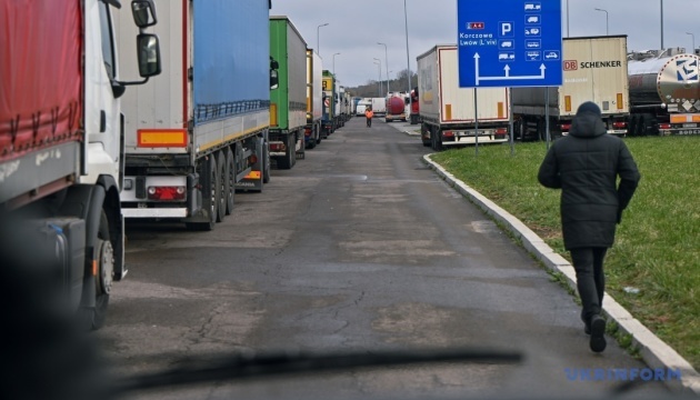 Polacos permitirán el paso de dos camiones por hora a través del puesto de control Ugryniv