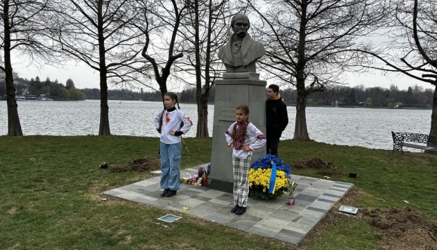 Українці поклали квіти до пам’ятника Тарасу Шевченку у Бухаресті