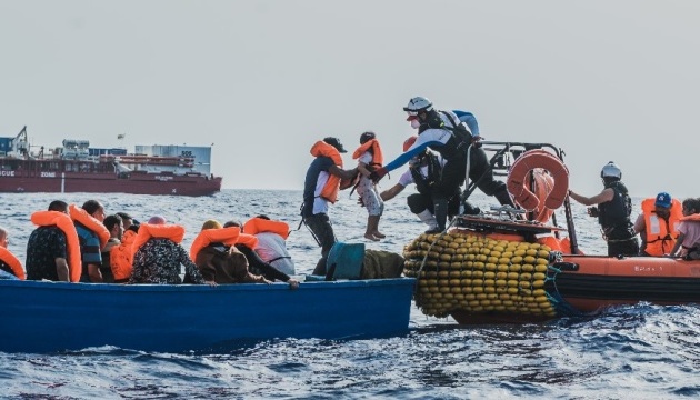У Середземному морі на гумовому човні, що перевозив нелегалів, загинули щонайменше 60 осіб