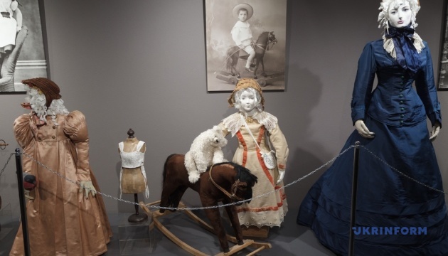 У Києві відкрили виставку світського дитячого одягу 1820-1920 років
