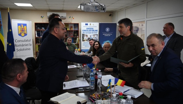 Romanian construction workers who will build bridge across Tisza have been granted permission to stay in Ukraine