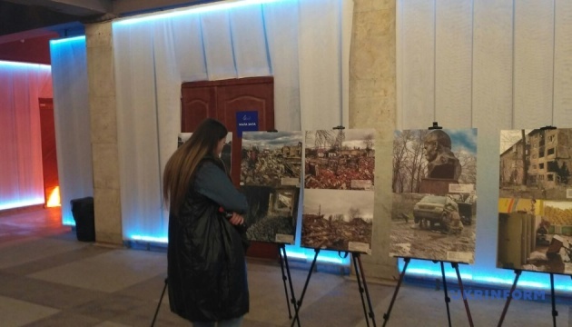 У Чернівцях відкрили виставку військових ТрО «Довжиною у війну»