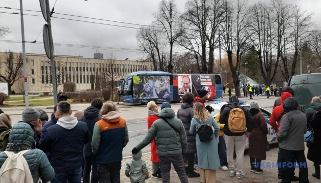 У країнах Балтії під російськими посольствами проходять акції проти «виборів Путіна»