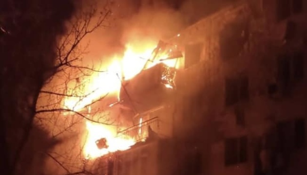 ロシア軍、ウクライナ南部ヘルソンを砲撃　アパートが炎上