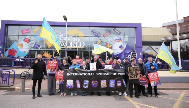 У Бірмінгемі відбувся протест через фінансові внески компанії Mondelez до бюджету РФ