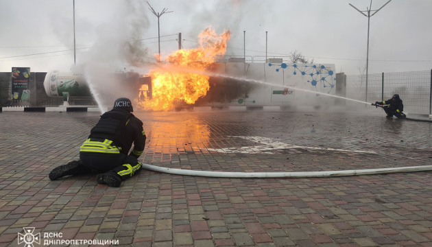 У Нікополі ліквідували пожежу на АЗС, що виникла внаслідок російського удару