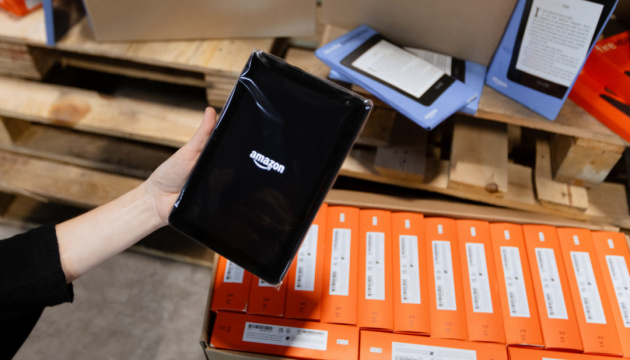 Amazon передав майже 5 000 цифрових пристроїв для українських школярів