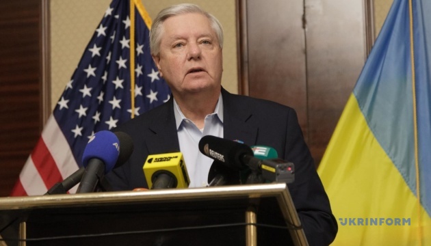 Le sénateur américain Lindsey Graham s'adresse aux Russes : Poutine vous mène dans le précipice