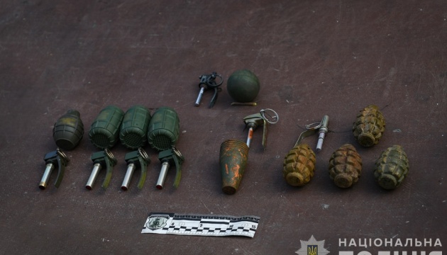 У Запоріжжі біля навчального закладу знайшли пакунок із 10 гранатами
