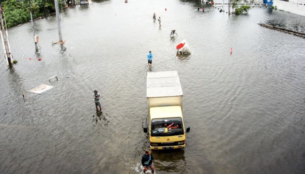 Паводок в Індонезії: затоплені селища, евакуювали десятки тисяч людей