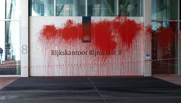 Пропалестинські активісти облили червоною фарбою будівлю МЗС Нідерландів