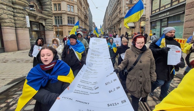 Вулицями Гельсінкі пронесли чотириметровий рахунок з переліком злочинів РФ у війні проти України