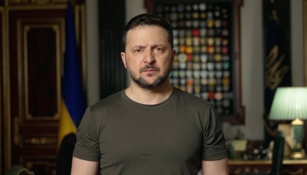 Zelensky listens to reports of Syrskyi and Budanov on situation at front