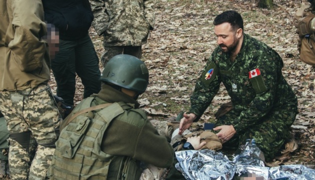 Канадські військові показали, як навчають українських захисників тактичній медицині