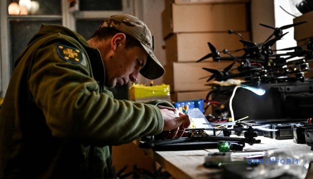 «Конструкторське бюро» поблизу поля бою, або Як ЗСУ опановують багаторазові дрони