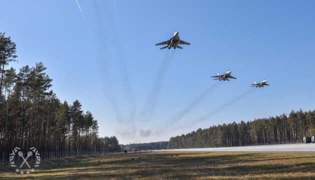 Польські пілоти тренувалися приземляти бойові літаки на дорозі поблизу кордону з РФ