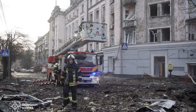 Наслідки російської ракетної атаки: рятувальники працюють у трьох районах Києва