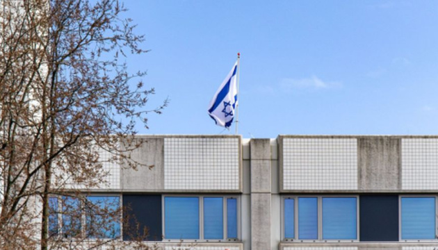 У посольство Ізраїлю в Нідерландах кинули «палаючий предмет»