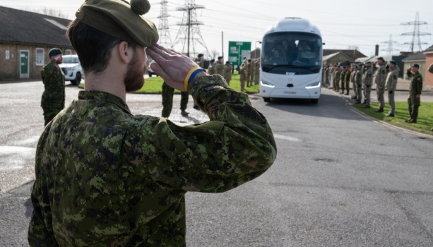 Канадські військові показали, як проводжають українських захисників після навчання