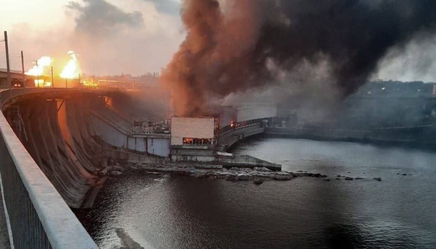 Удар по ДніпроГЕС: пожежу локалізували, рятувальники намагаються дістатися машинного залу ГЕС-2