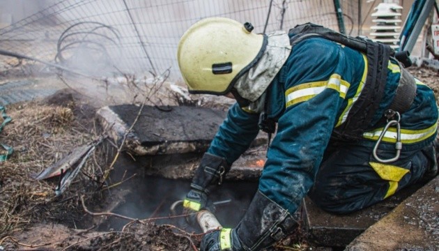 Рятувальники ліквідовують наслідки ракетної атаки РФ на Харківщині