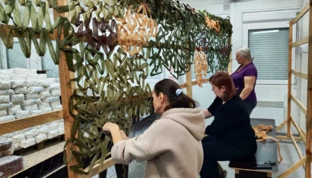 У модульному містечку Львова переселенці плетуть маскувальні сітки для ЗСУ