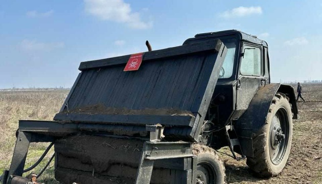 На Миколаївщині аграрії створили безпілотний трактор-розміновувач