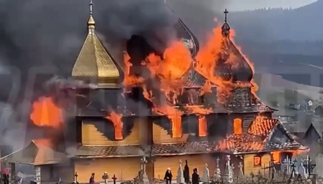На Львівщині горить дерев’яна церква XIX століття