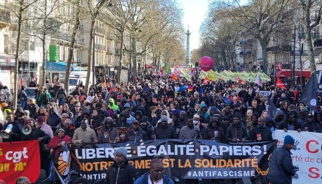 Тисячі мігрантів вийшли на демонстрацію в Парижі проти обмеження їхніх прав