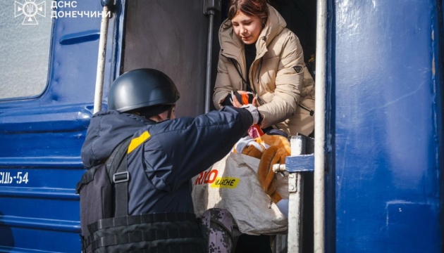 На Донеччині з-під російських обстрілів евакуювали ще майже 100 жителів