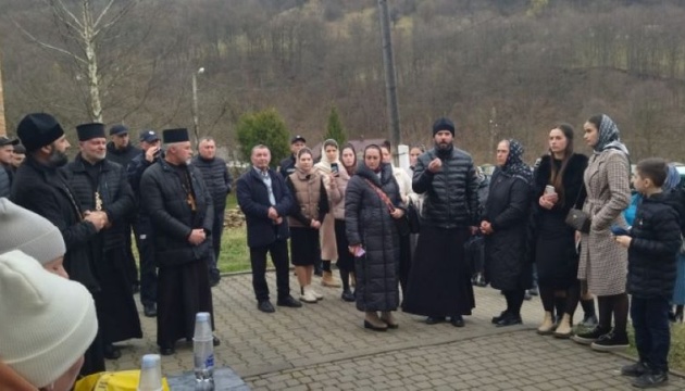 На Буковині після заборони УПЦ МП у храмі відспівати воїна, громада перейшла до ПЦУ