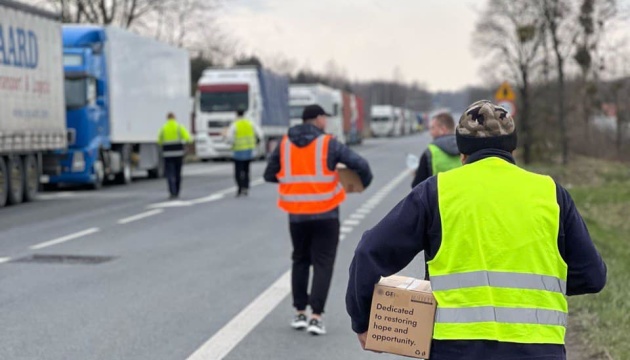 About 2,000 food boxes delivered to truck drivers blocked at border