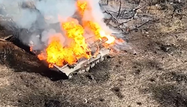 Paratroopers show video of enemy vehicles being destroyed near Novomykhailivka