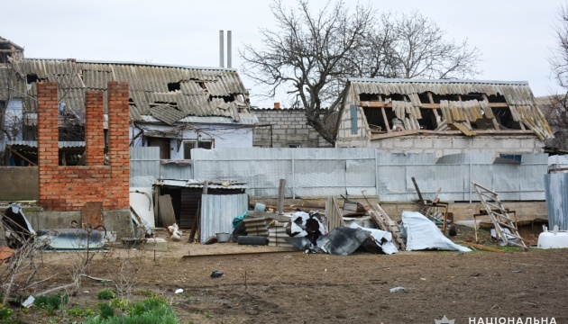 Пошкоджені будинки й автомобілі: у Миколаєві показали наслідки нічного обстрілу 
