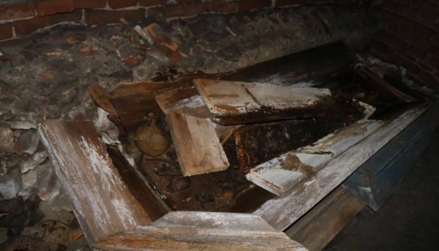 На Тернопільщині у підземеллях Свято-Миколаївського собору знайшли розграбовані поховання