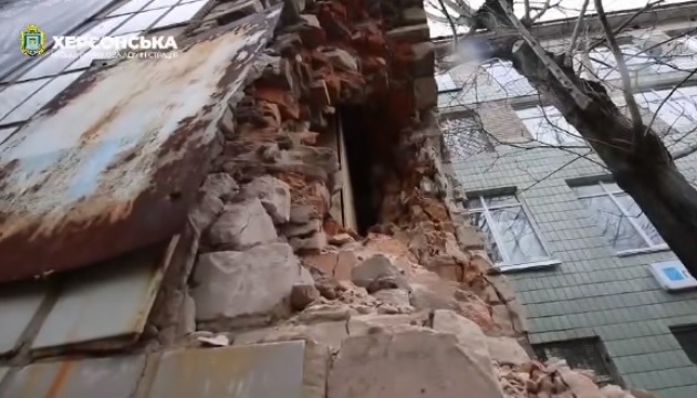 Russian troops attack Kherson city center - shell hit wall of house  