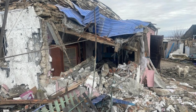 Behörden zeigen Dorf in Region Cherson, das mit Lenkbomben bombardiert wurde