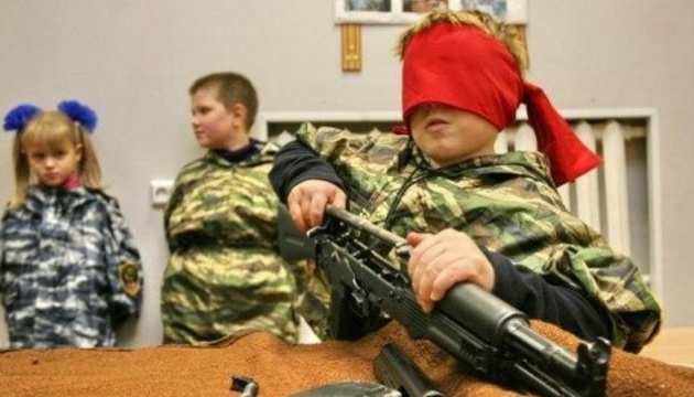 Понад 100 тисяч українських дітей на ТОТ залучені в російські «молодіжні рухи»