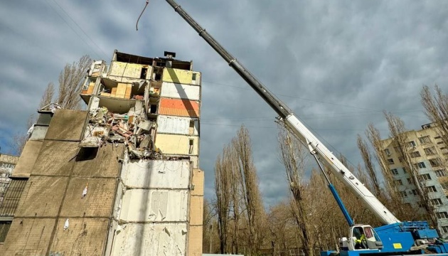Dismantling of part of multi-story building destroyed by drone begun in Odesa
