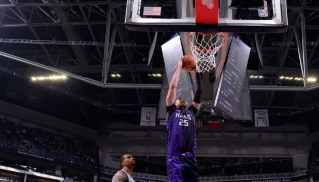 НБА: Олексій Лень зіграв за «Сакраменто» у матчі проти «Далласа»