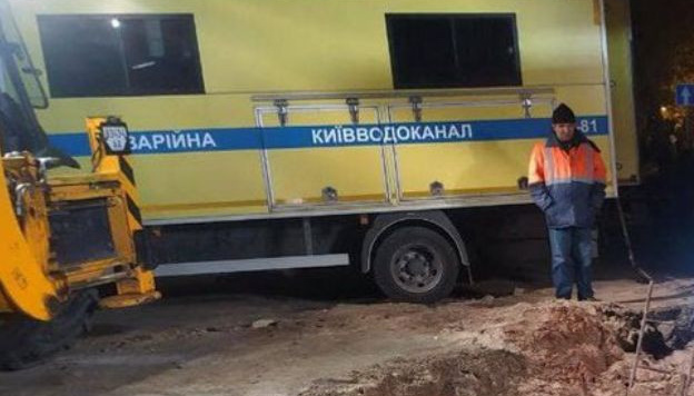 На столичному Печерську прорвало трубу, є загроза зсуву