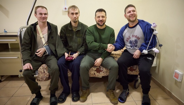 Зеленський відвідав госпіталь у Сумах, де нагородив поранених захисників
