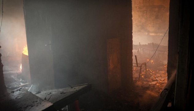 У Миколаєві внаслідок удару РФ виникла пожежа на промисловому підприємстві