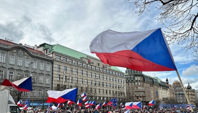 У Празі пройшли багатотисячні мітинги на підтримку президента країни