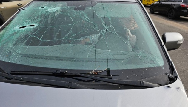 Russen feuern Taxi in Cherson ab, Taxifahrer tot, Fahrgäste verwundet 