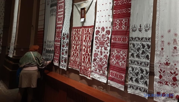 В Івано-Франківську показали близько сотні вишитих рушників з приватної колекції Сіренків