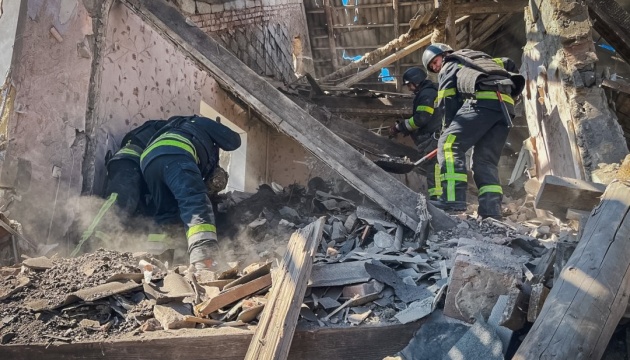 Rescuers recover body of dead woman from rubble in Donetsk region