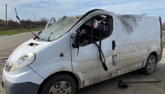 Russische Drohne trifft Auto in Oblast Dnipropetrowsk, zwei Männer verletzt